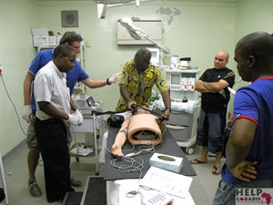 ACLS training artsen 2011, gebruik defibrillator.JPG